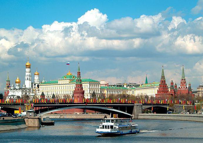 Moskova Nehri üzerinde nehir arabası 